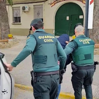 Un hombre mata a golpes y cuchilladas a su novia en Buñol