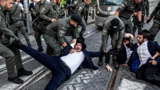 Los ultraortodoxos no quieren ser soldados.  La Corte Suprema los obliga a alistarse y agarraron a botellazos a los militares que los quieren reclutar. Se consideran soldados del rezo