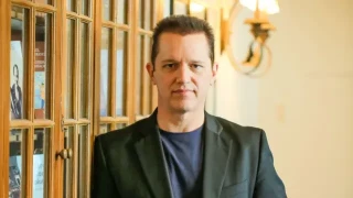 "Durante los últimos 250 años los oligarcas han usado su poder para asegurarse de que la democracia no haga la sociedad más igualitaria"