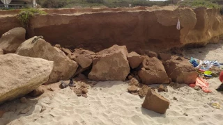 Muere una bebé de dos meses por un desprendimiento de rocas en una playa de Formentera
