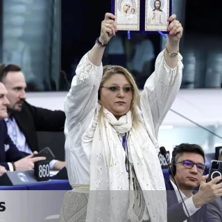 Bozales, expulsiones y acusaciones de ir con armas al pleno: la extrema derecha se estrena en la Eurocámara más ultra