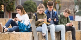 Las redes sociales secuestran nuestra atención y nos resignamos a ello