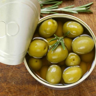 Detenido el gerente de una empresa que vendía aceitunas caducadas y envasadas en latas oxidadas