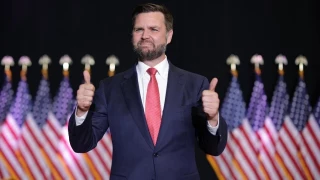 Por qué la gente dice que JD Vance tiene sexo con sofás