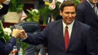 Un juez federal bloquea permanentemente parte de la ley Stop WOKE de Florida, impulsada por el gobernador DeSantis (Eng)
