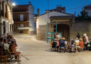 Sentarse a la puerta