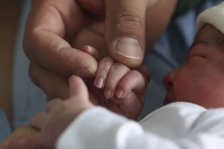 España retrasa a 2025 la retribución del permiso parental