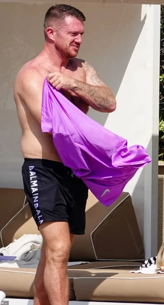 Tommy Robinson, huido, toma el sol en un hotel de cinco estrellas con todo incluido en Chipre mientras sus soldados rasos se amotinan en violentas protestas por toda Gran Bretaña (EN)