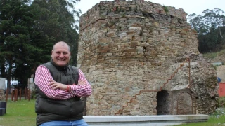 Insólita situación política en Vegadeo: la oposición, con mayoría, votará hoy unida para rebajar a la mitad el sueldo del alcalde