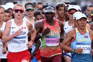 La grandeza de Kipchoge: se para en el 31, espera al último corredor... y se retira