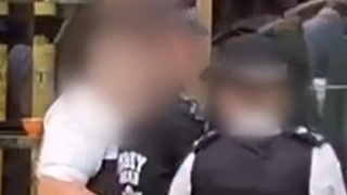 Un guardia de seguridad desarmó al agresor que apuñaló a una niña de 11 años y su madre de 34 en Leicester Square [EN]