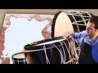 Bombo con piel de cabra recién curtida, cáñamo para su tensado y madera
