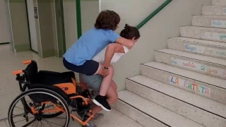 Una madre vuelve a subir a cuestas a su hijo con movilidad reducida porque el ascensor de su colegio de Alicante sigue averiado