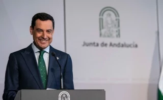 Por Andalucía pero sin Andalucía: Moreno le reprocha al Estado "no tener más recursos" tras subirse el sueldo y el de sus 269 altos cargos dos veces en un año