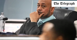 Degradan a un juez que mandó esposar a una niña de 15 años por dormirse en su juzgado (ENG)