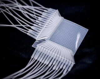 Primer panel táctil no eléctrico