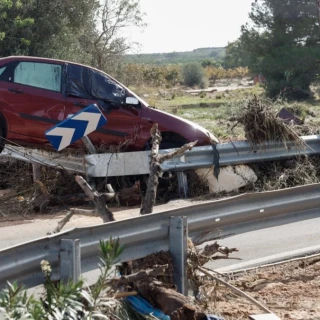 El temor de la alcaldesa de Chiva: "Hay cientos de coches volcados con personas dentro"
