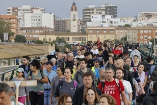 Un río incesante de gente sale a pie de València para ayudar