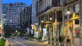 El Ayuntamiento de València paraliza el montaje de las luces de Navidad ante el aluvión de críticas por "falta de sensibilidad"