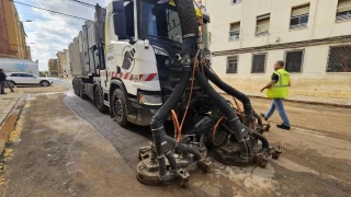 "Tritón" se convierte en un ídolo popular en Valencia mientras limpia el asfalto de forma "milagrosa"