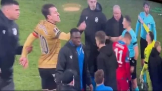 El portero del Viktoria Pilsen realiza el saludo nazi ante Mikel Oyarzabal