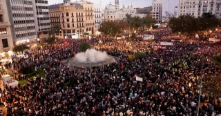 130.000 personas piden la dimisión de Mazón en València