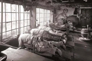 Los antiguos afiladores de cuchillos de Francia: Trabajando sobre sus estómagos para preservar sus espaldas, 1900s (ENG)