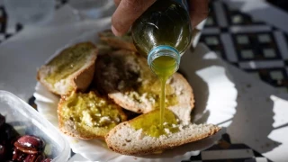 El aceite de oliva en origen experimenta una de las mayores caídas de precio de su historia