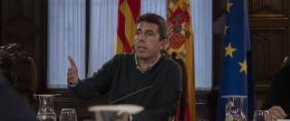 Mazón da salvoconductos ilegales a trabajadores de supermercados para trabajar en zonas en alerta