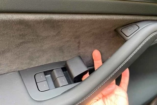 Cuatro personas fallecen atrapadas en un Tesla que se incendió: la apertura eléctrica de las puertas falló y no supieron como abrirlo