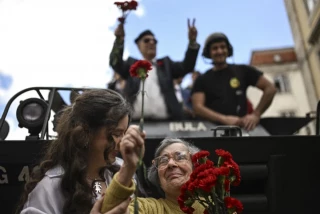 Fallece Celeste Caeiro, la mujer que con sus claveles dio nombre a la revolución en Portugal