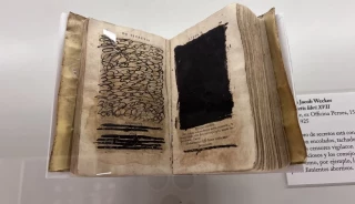 Páginas arrancadas, tachaduras y cenefas: las cicatrices de los 'libros prohibidos' que custodia la Biblioteca General Histórica