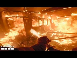 Grabación en primera persona de un bombero apagando un incendio