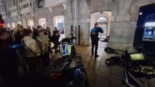 La Policía Local de Avilés retiene a una nutria en una oficina bancaria tras morder a una persona