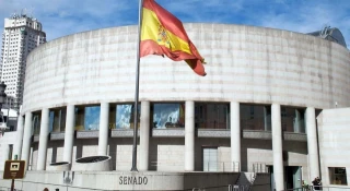 El Senado, con mayoría del PP, veta la ley que facilita los juicios exprés para 'okupas' y devuelve la norma al Congreso