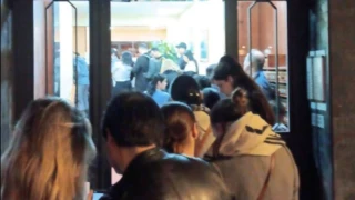 Decenas de personas hacen cola para visitar un piso en alquiler por menos de 1.000 euros en Barcelona