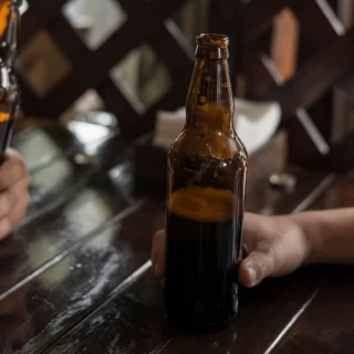 Una empresa despide a un trabajador de baja médica por ansiedad porque cargó objetos pesados y bebió dos botellines de cerveza