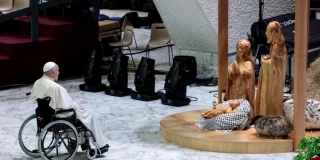 El Nacimiento del Vaticano de 2024: un niño Jesús reposa sobre un pañuelo palestino