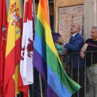 Abogados Cristianos se querella contra los magistrados por el fallo de la bandera arcoíris