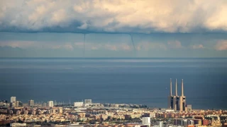 Una espectacular manga marina se deja ver en Barcelona