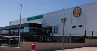 Un gerente de Mercadona es despedido por realizar compras y comerse una bolsa de frutos secos durante su jornada: es procedente
