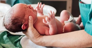 Un hospital hace esperar a una mujer 3 días para parir por “falta de personal” y finalmente el bebé muere