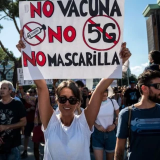 El 51% de los científicos españoles sufre ataques al hablar de ciencia: "Me vieron los antivacunas y me tuve que ir de redes"