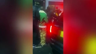 Una turba descontrolada ataca a Mayweather en Londres por su apoyo a Israel: el boxeador tiene que escapar