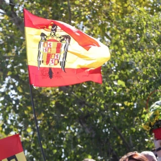 Un alcalde del PP de un pueblo de Madrid luce una bandera franquista en el despacho de su negocio