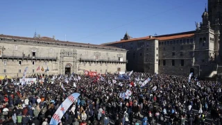 Una marcha multitudinaria recorre las calles de Santiago contra el proyecto de Altri en Palas de Rei