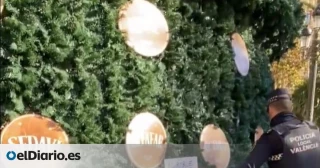 La Policía Local de València retira carteles que pedían la dimisión de Mazón del árbol de Navidad municipal