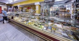 Cierre de la pastelería El Pópulo, el tercer comercio más antiguo de Cádiz, para construir apartamentos turísticos: "Nos dan 3 meses para irnos”