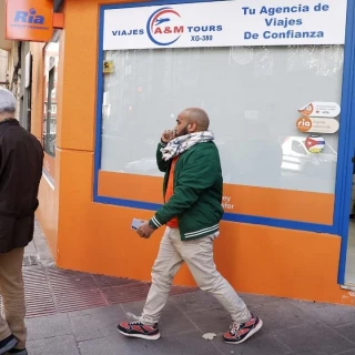 La Policía Nacional detiene al dueño de la agencia de viajes del Agra, en A Coruña, que vendió cerca de 300 vuelos sin validar