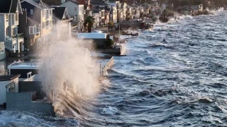 Un pueblo de Seattle inundado por vientos huracanados y olas gigantescas (eng)